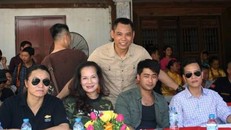 Võ sư Đặng Tam Thuận (người đứng giữa) cùng các diễn viễn, thành viên trong đoàn làm phim