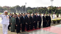 rước anh linh Chủ tịch Hồ Chí Minh, các đại biểu kính cẩn nghiêng mình bày tỏ lòng tưởng nhớ với lòng biết ơn vô hạn lãnh tụ vĩ đại, người thầy kính yêu của Đảng, của dân tộc ta