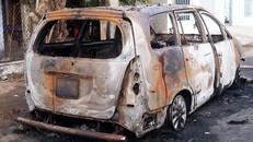 Xe Innova bị cháy rụi sau khi phát nổ. Ảnh: Tuy Phước.