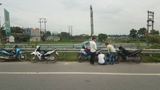 Xe máy, ô tô dính cả chùm đinh trên cao tốc Hà Nội - Bắc Giang Ảnh Khôi Minh