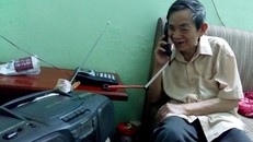 Ông Bính trò chuyện với bạn bè qua điện thoại