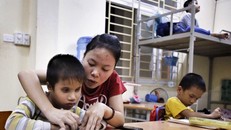 Điều đầu tiên phải dạy cho các em các cầm bút viết chữ nổi như thế nào cho đúng...