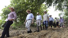 Đoàn Đại sứ quán Mỹ và chính quyền Quảng Nam trực tiếp khảo sát nơi có voi ở. Ảnh: Nguyễn Đông