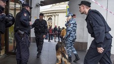 Cảnh sát Nga tiến hành sơ tán người dân ở Saint Petersburg (Ảnh: Sputnik)