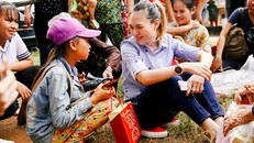 Mỹ Tâm ngồi bệt xuống cỏ bên người nghèo làm “đốn tim” người hâm mộ