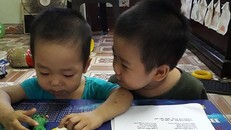 Nhờ được mẹ rèn giũa, hai anh em bé Bình rất thân thiết và yêu thương nhau