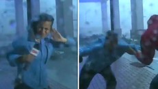 Cảnh tượng nữ phóng viên bất lực trước sức mạnh của cơn bão, bị gió thổi dạt người