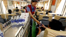 Tiếp viên trên tàu thu nhập được 5-6 triệu mỗi tháng. Ảnh minh họa: Bá Đô. 