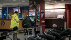 Một máy đánh bạc được lắp trong cửa hiệu cá cược ở thủ đô London, Anh. (Nguồn: Reuters).