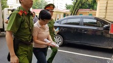 Bị cáo Thu Nga được cảnh sát áp giải đến tòa ngày 3/10. Ảnh: Bá Chiêm.