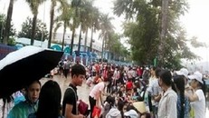 Công nhân đội mưa đình công