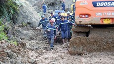 Công tác tìm kiếm những nạn nhân còn bị vùi lấp do sạt lở tại xóm Khanh, Tân Lạc, Hoà Bình vẫn tiếp tục được triển khai