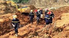 Lực lượng tìm kiếm cứu nạn đưa thi thể các nạn nhân ra khỏi hiện trường. (Ảnh: H.V/Vietnam+)