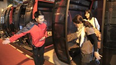 Nhân viên phục vụ khách ở Sun World Ba Na Hills lúc nào cũng thân thiện với cái cúi đầu trân trọng