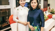 Minh Trang trong tà áo dài trắng dịu dàng