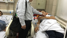 Đoàn công tác của Cục An toàn thực phẩm đã tới Trung tâm Chống độc – Bệnh viện Bạch Mai thăm hỏi bệnh nhân bị ngộ độc rượu được chuyển lên từ Bệnh viện đa khoa Thái Bình