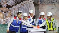 Lãnh đạo UBND TP HCM cùng phía JICA bấm nút đón máy khoan hầm TBM. Ảnh: Hữu Công
