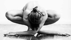 Trút bỏ “xiêm y” khi tập yoga liệu có tốt?