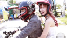 Khởi My thích thú ôm chặt ông xã từ phía sau trong màn rước dâu bằng moto