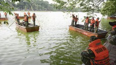 Dù trời lạnh buốt nhưng lực lượng chức năng vẫn miệt mài thực hiện công việc của mình (Ảnh; Dân Trí)