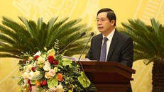 Ông Trần Huy Sáng - Giám đốc Sở Nội vụ Hà Nội rình bày tờ trình tại kỳ họp