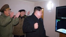 Lãnh đạo Triều Tiên Kim Jong-un giám sát vụ phóng Hwasong-15 rạng sáng 29-11. Ảnh: REUTERS