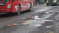 Xe cộ phải lấn làn để tránh ổ gà gây mất an toàn giao thông