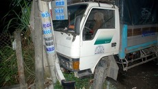 Xe tải tông gãy 3 trụ viễn thông ven đường (Ảnh PLHCM)