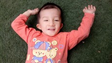 Bé Ken giờ đã biết bộ lộ đủ mọi cung bậc cảm xúc: khóc lóc, hờn dỗi, thậm chí ăn vạ...