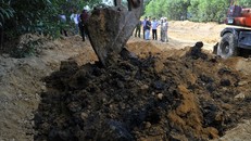 Chất thải độc hại được chôn lấp ở trang trại giám đốc công ty môi trường. Ảnh: X.Đ