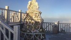 Đỉnh Fansipan Sa Pa trắng xóa trong băng tuyết