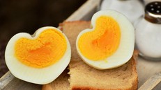 Luộc trứng không đơn giản, thậm chí mang độc vào người