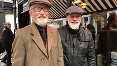 Cặp đôi O'Sullivan (phải) và Murphy trên đường phố Dublin. (Nguồn: NYTimes)