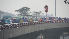 Người Hà Nội vất vả trong ngày mịt mù mưa rét tăng cường