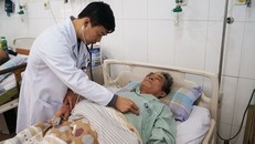 Ths Trần Văn Quý, Phó trưởng khoa tim mạch, Bệnh viện Bãi Cháy kiểm tra lại cho bệnh nhân