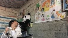 Thảnh bên bức tranh “ngôi nhà mơ ước” treo trên tường