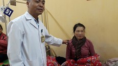 Bác sĩ Thọ đang điều trị cho bệnh nhân H. Ảnh: HQ.