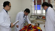 Anh Tình được các bác sĩ cấp cứu và theo dõi sát sao