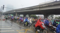 Hà Nội: Khách đội mưa, rét đổ ra bến xe ngày đầu nghỉ Tết