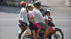 Chở người bệnh, xe máy có được phép “tăng ba“?