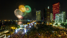 Pháo hoa rực sáng trên sông Sài Gòn chào năm mới