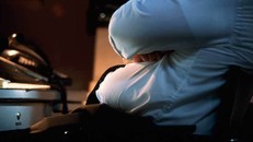 Hãy đứng lên, bạn sẽ bớt thèm ăn!