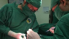 Một phụ nữ mang khối u tử cung to bằng quả bóng đá