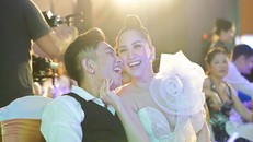 Hai vợ chồng Khánh Thi tình tứ bên nhau