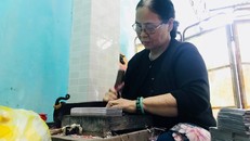 Bà Tuyết cần mẫn sáng tạo ra những bộ bài tới