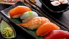 Nghiện ăn sushi, người đàn ông 'nuôi' con sán dài 1,5m trong bụng