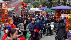 Dù 23 tháng Chạp mới bắt đầu khai mạc chợ hoa Hàng Lược, khu vực này đã đông nghịt người đến mua sắm từ vài ngày trước