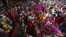 Cảnh người dân đi lễ chùa đầu năm ở một ngôi đền ở Đài Bắc, Đài Loan