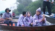 Trời đổ mưa nhưng không cản được hàng nghìn lượt khách thập phương về trẩy hội
