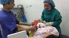 Bác sĩ đón em bé chào đời vào thời khắc giao thừa tại Bệnh viện sản nhi Hưng Yên